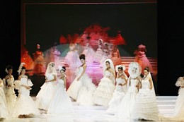 北京婚博会现场的国际婚纱礼服流行时尚发布会走秀