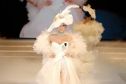 广州婚博会上的国际婚纱礼服流行时尚发布一
