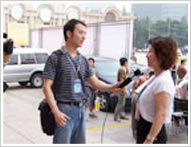 央视记者现场采访杭州婚博会组委会秘书长