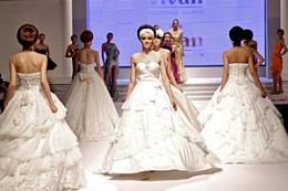 杭州婚博会现场的国际婚纱礼服时尚发布