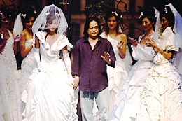北京婚博会现场的国际婚纱礼服流行时尚发布五