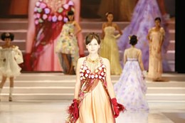 武汉婚博会上国际婚纱礼服流行时尚发布 武汉婚博会上国际婚纱礼服流行时尚发布